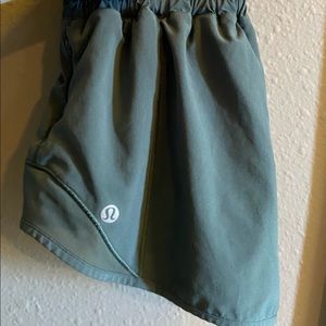 Lululemon hotty hot short size 6 , 2.5”